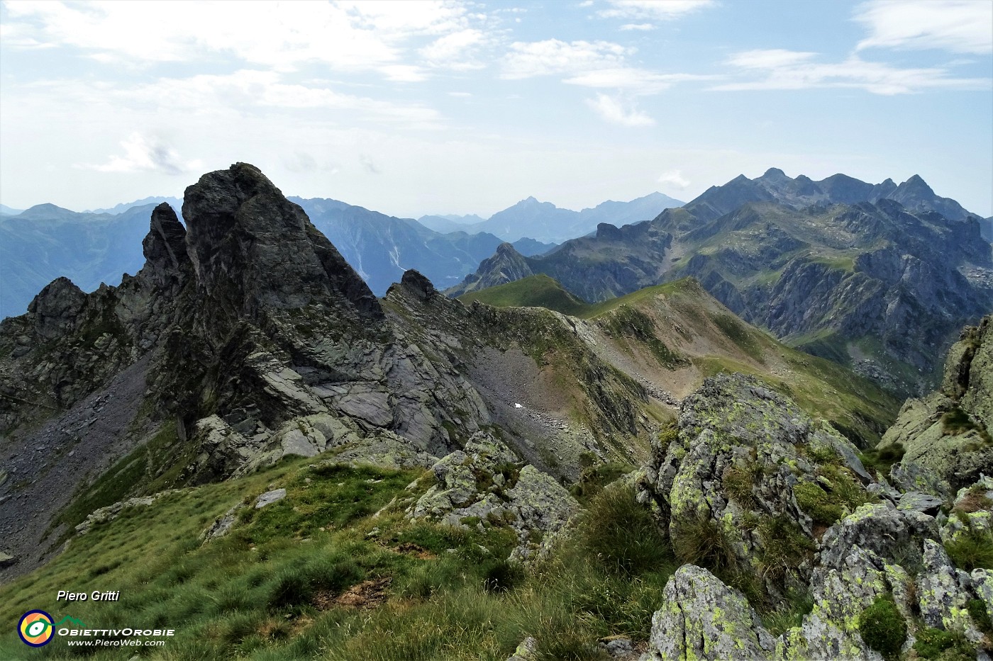 70 Valletto con cresta di salita dal Monte di Sopra e vista in Tre Signori.JPG